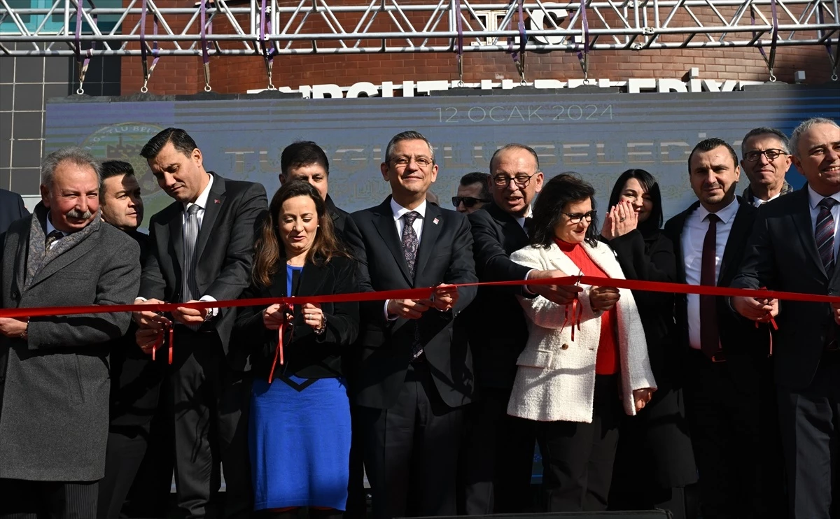CHP Genel Başkanı Özgür Özel, Turgutlu\'da açılış törenine katıldı