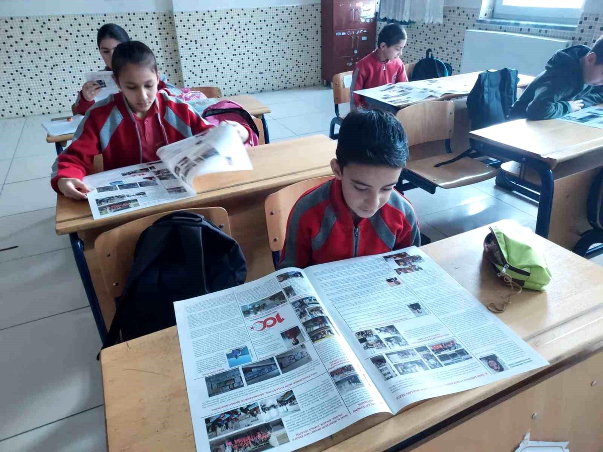 Şuhut\'ta Şehit Muammer Çanta İlk ve Ortaokulu öğrencileri tarafından hazırlanan ilkokul gazetesi yayınlandı