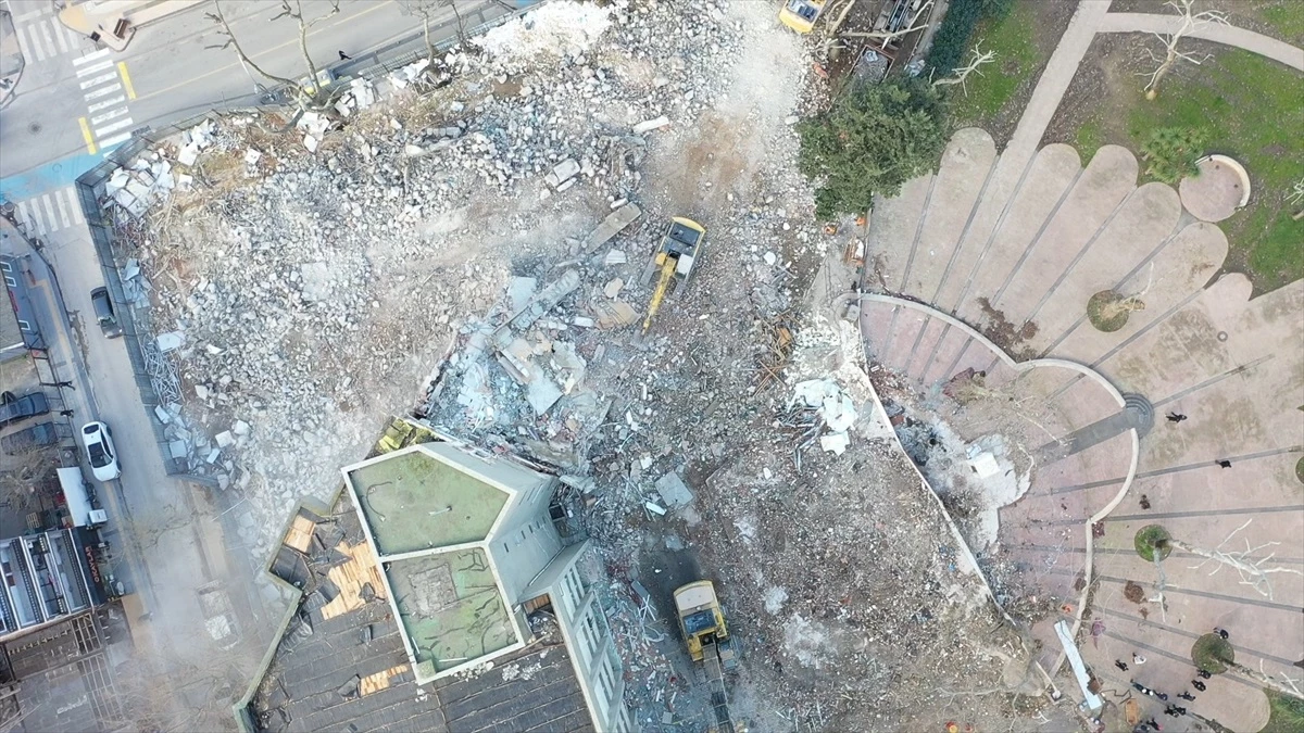 Yalova\'da depreme karşı dayanıksız belediye binasının yıkımı devam ediyor