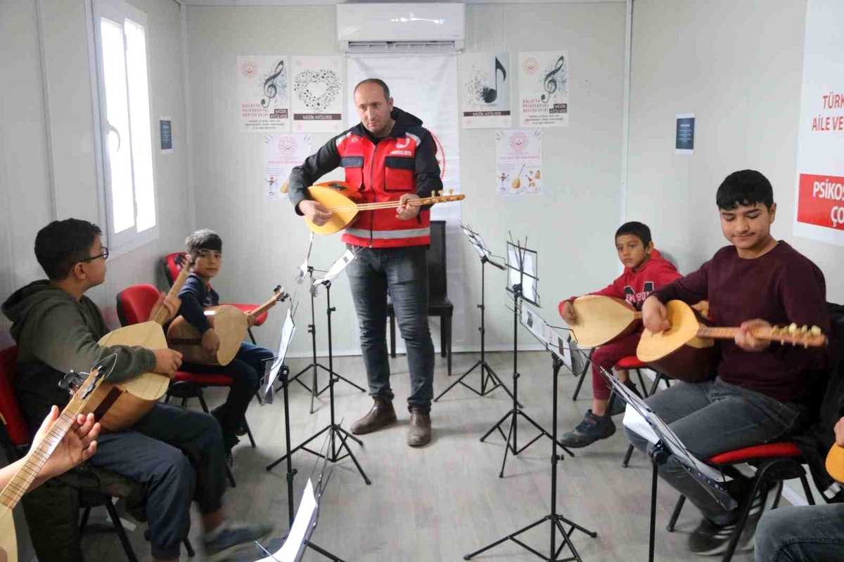 Malatya\'da depremzede çocuklara müzik atölyesi kuruldu
