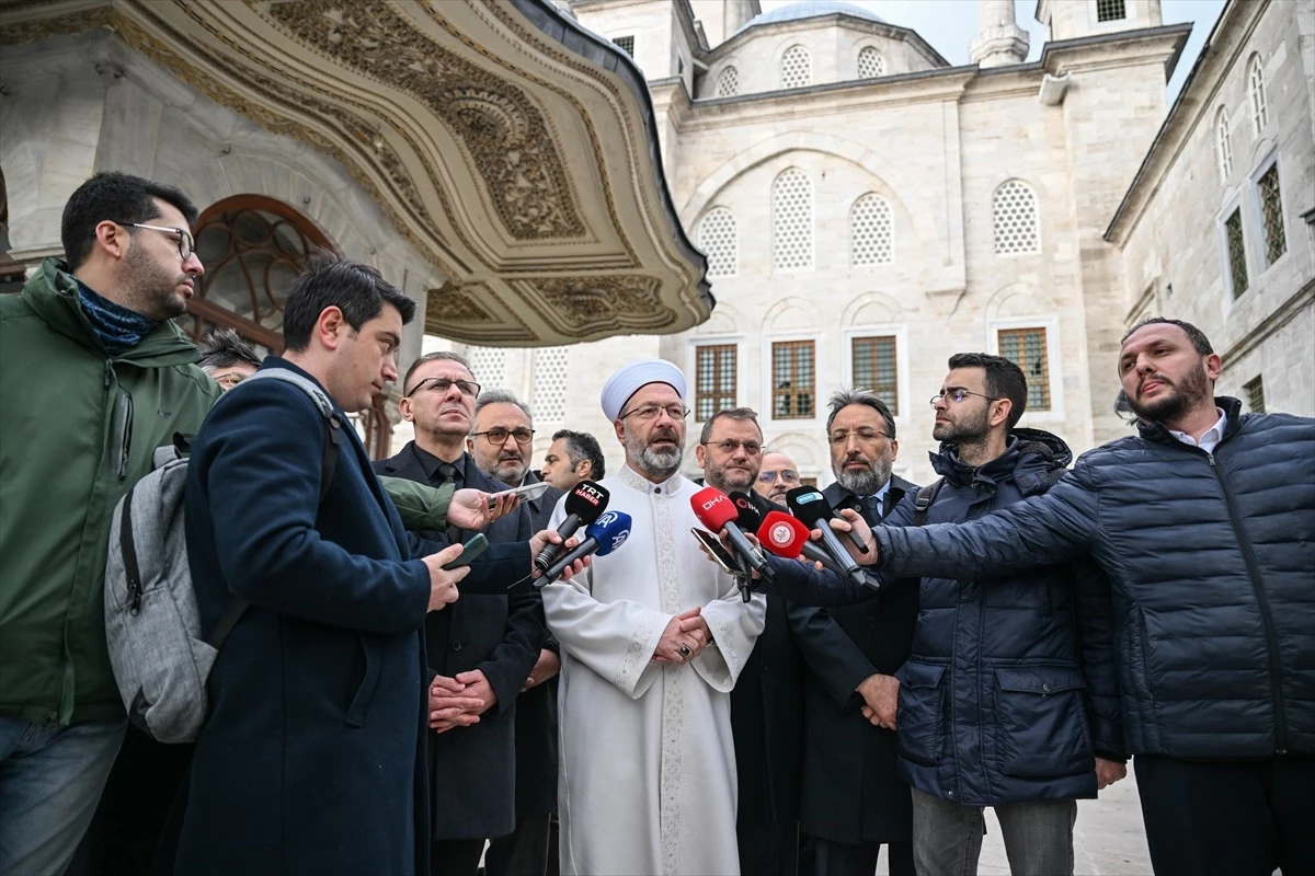 Diyanet İşleri Başkanı Ali Erbaş, Fatih Camisi\'nde hutbe okudu ve cuma namazını kıldırdı