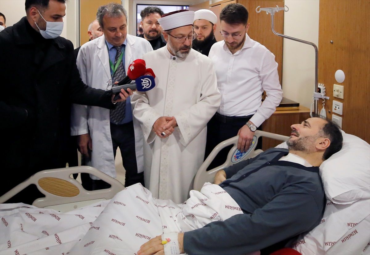 Diyanet İşleri Başkanı Ali Erbaş, bıçaklı saldırıya uğrayan imamı ziyaret etti
