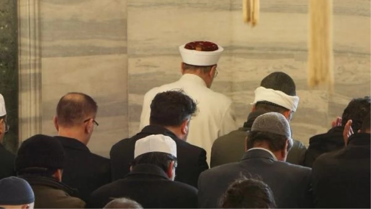 Diyanet İşleri Başkanı Ali Erbaş, Fatih Caminde Cuma Namazını Kıldırdı