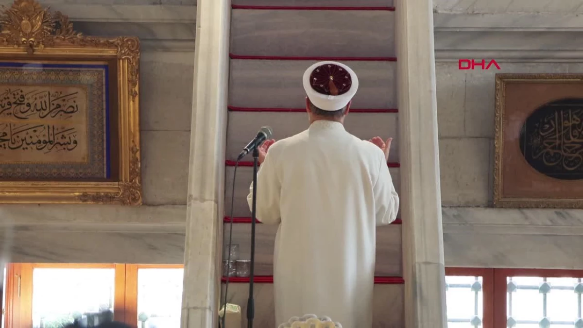 Diyanet İşleri Başkanı Ali Erbaş, Fatih Caminde Cuma namazını kıldırdı