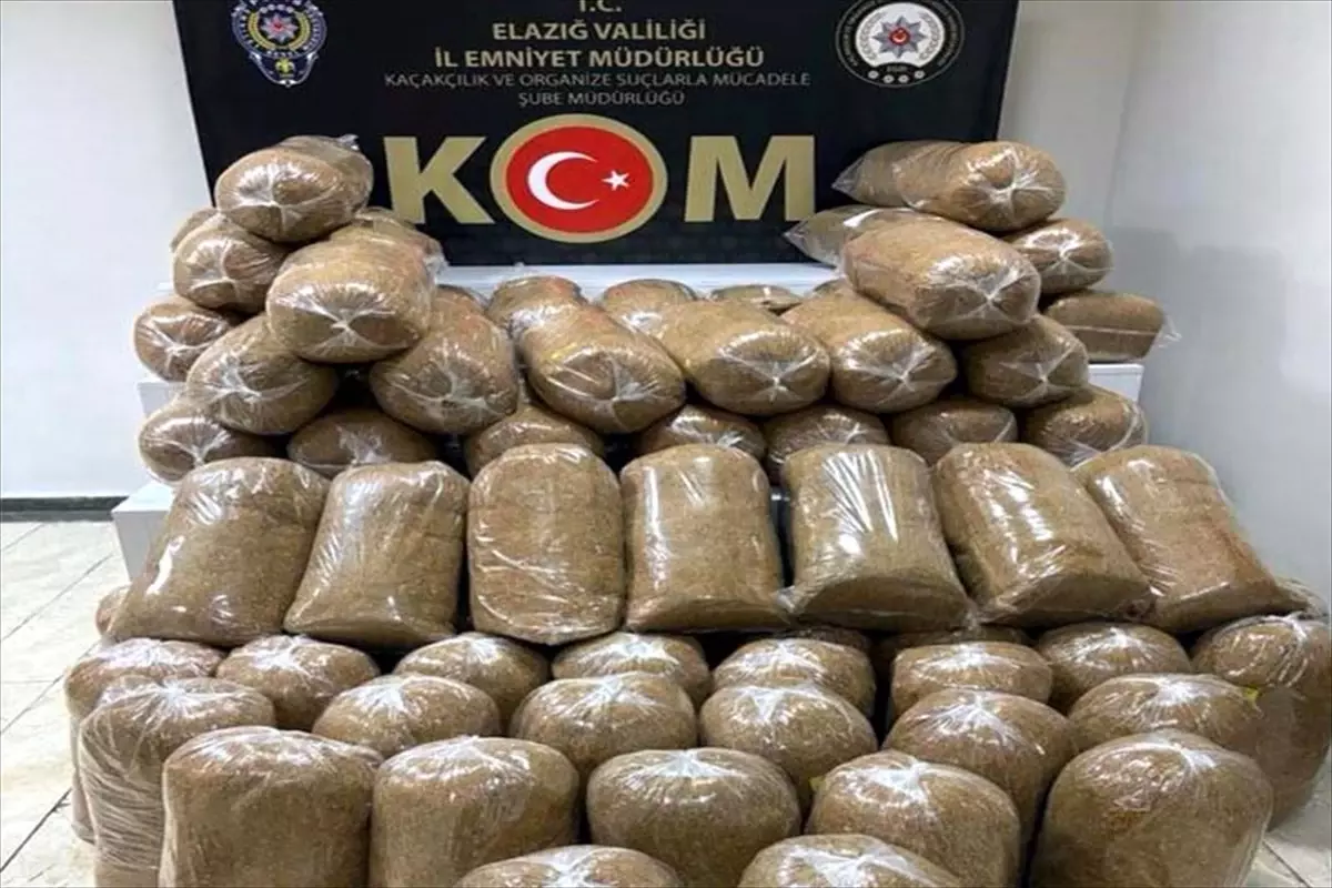 Elazığ\'da iki kamyonda 6 milyon 550 bin makaron ve 438 kilogram kıyılmış tütün ele geçirildi