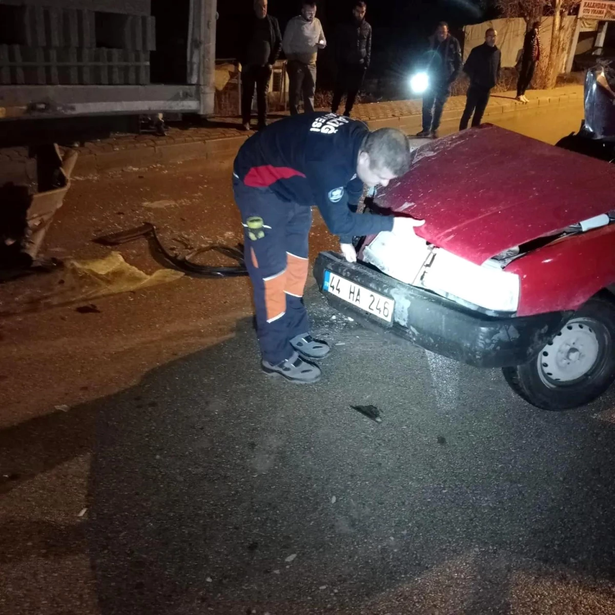 Elazığ\'da Kontrolden Çıkan Otomobil, Park Halindeki Tırın Altına Girdi