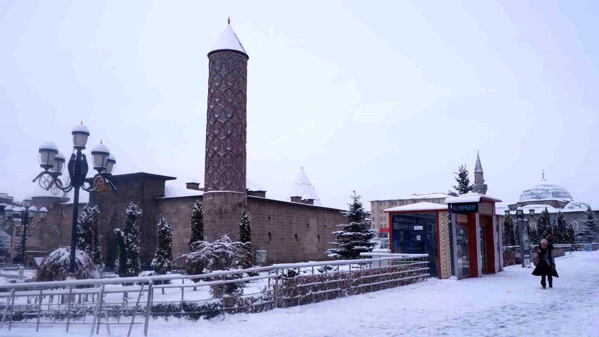 Erzurum\'da Kar Yağışı Etkisini Gösterdi