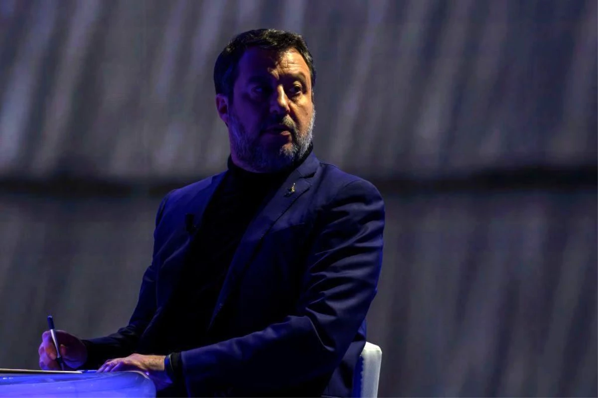 İtalya Başbakan Yardımcısı Matteo Salvini, göçmenleri taşıyan geminin limana yanaşmasına izin vermediği için yargılanıyor