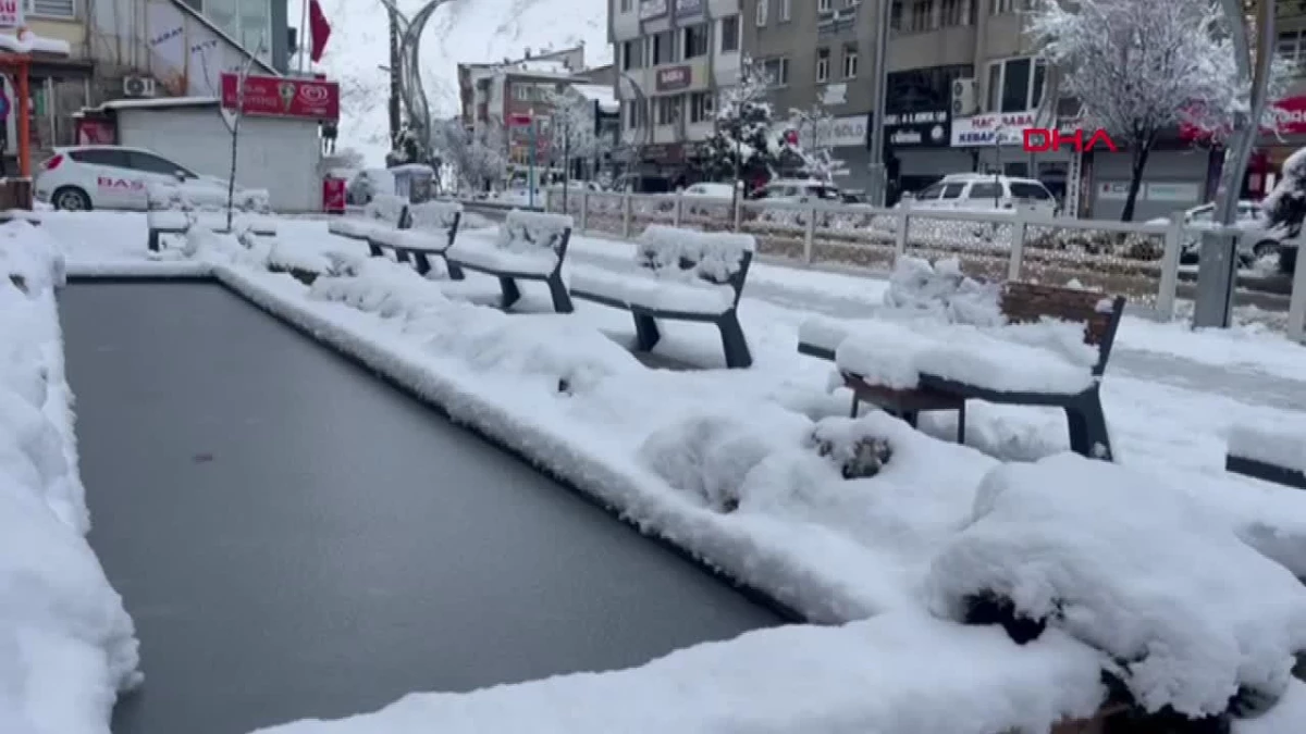Hakkari\'de Kar Yağışı Nedeniyle 94 Köy ve 190 Mezraya Ulaşım Sağlanamıyor