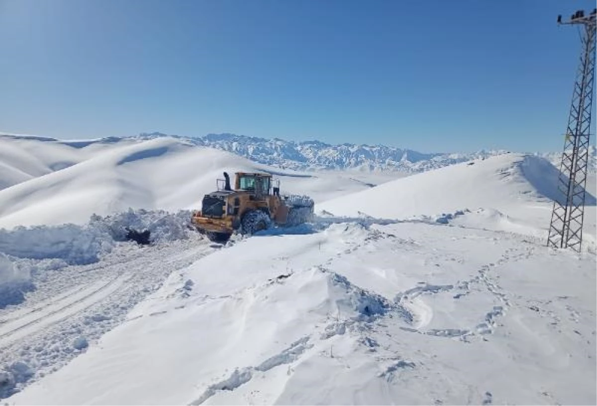 Hakkari\'de Kar Yağışı: 94 Köy ve 190 Mezraya Ulaşım Sağlanamıyor