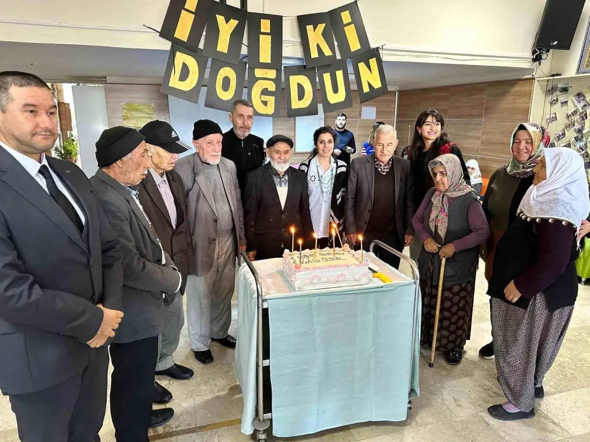 Afyonkarahisar Sandıklı Huzurevinde Doğum Günü Sürprizi