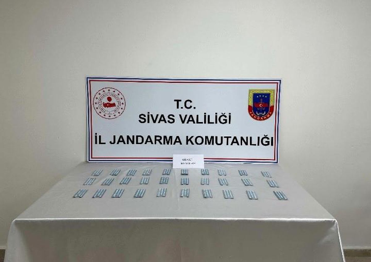 Sivas\'ta İran plakalı otobüste yeşil reçeteye tabi sentetik ecza ele geçirildi