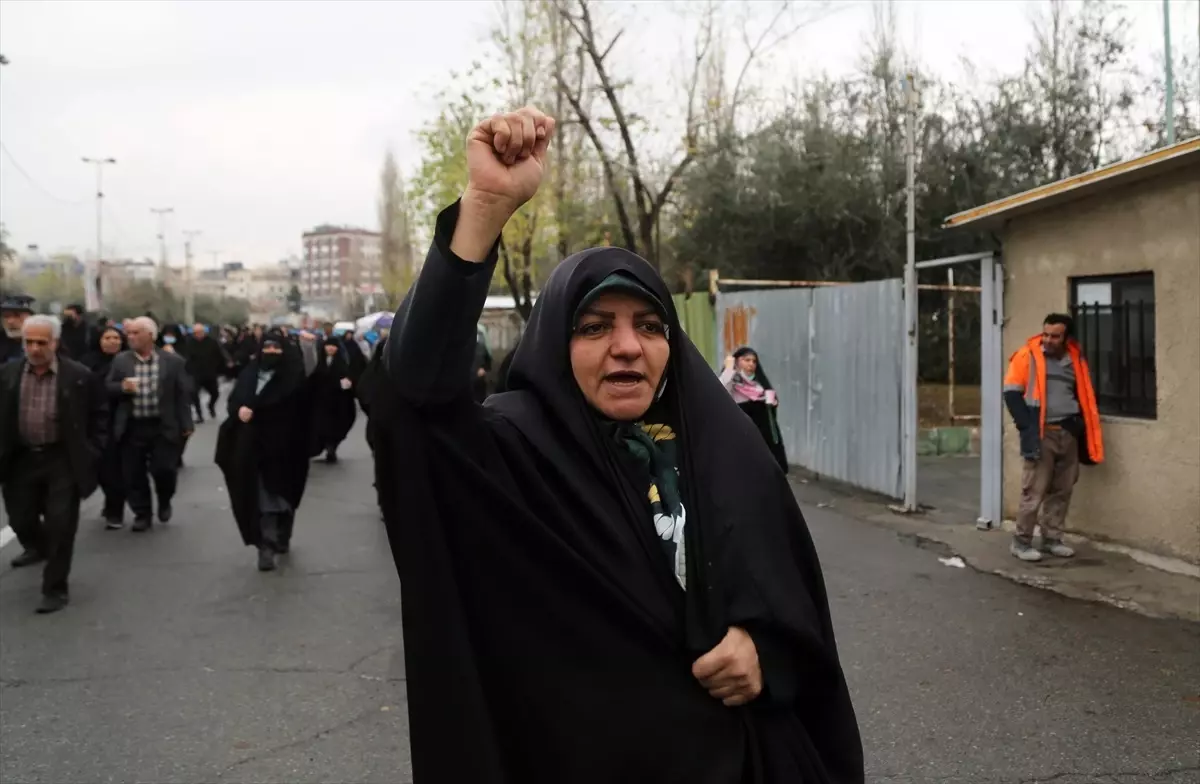 Tahran\'da Yemen\'e yönelik saldırıları protesto gösterisi düzenlendi