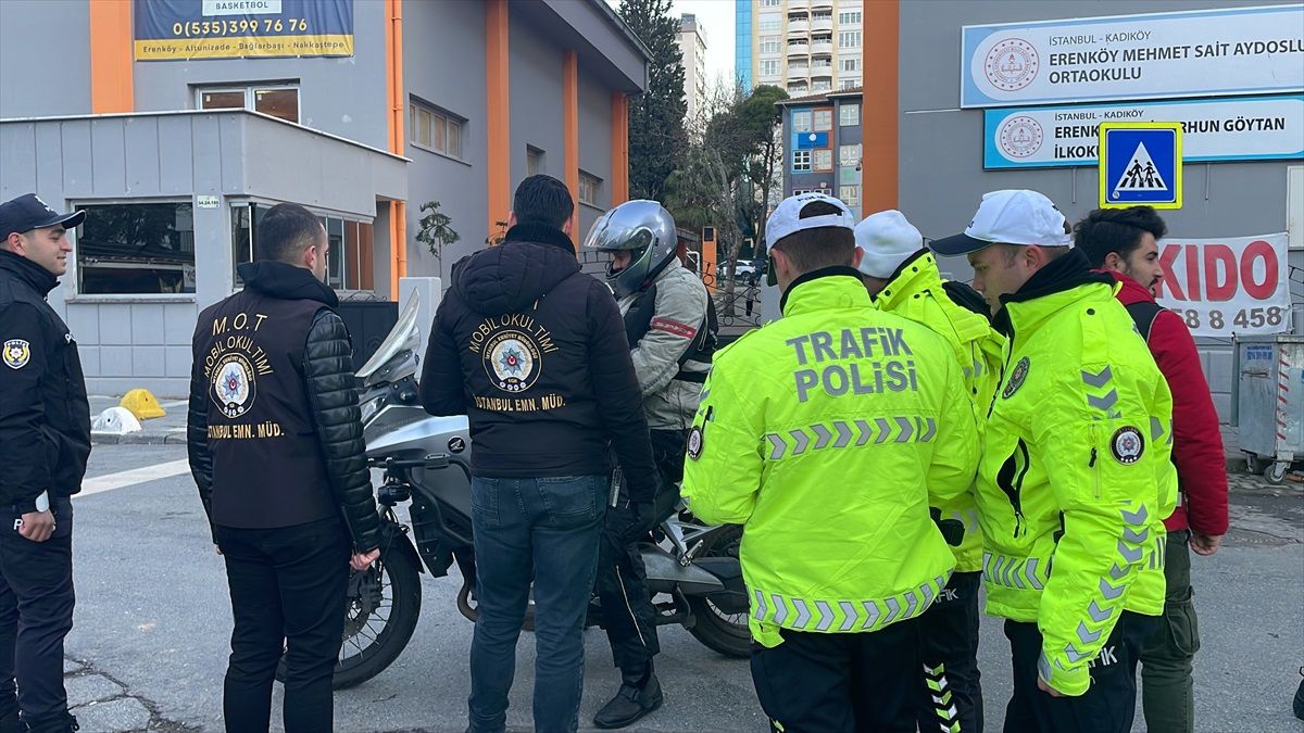 İstanbul\'da Okulların Çevresinde Denetim Gerçekleştirildi