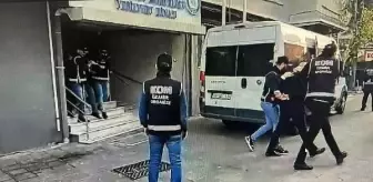 İzmir'de FETÖ ve silah kaçakçılığı suçlarından aranan 2 kişi yakalandı