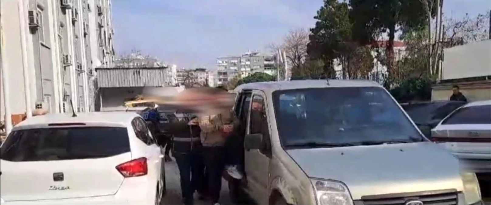 İzmir\'de fuhuş çetesine yönelik operasyonda 3 kişi yakalandı