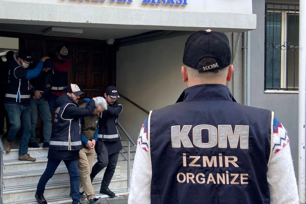 İzmir\'de FETÖ operasyonunda 4 kişi tutuklandı