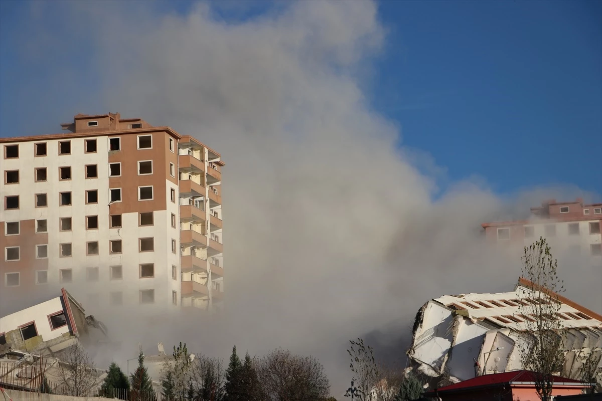 Kahramanmaraş\'ta deprem sonrası ağır hasarlı binaların yıkım oranı yüzde 85\'e ulaştı