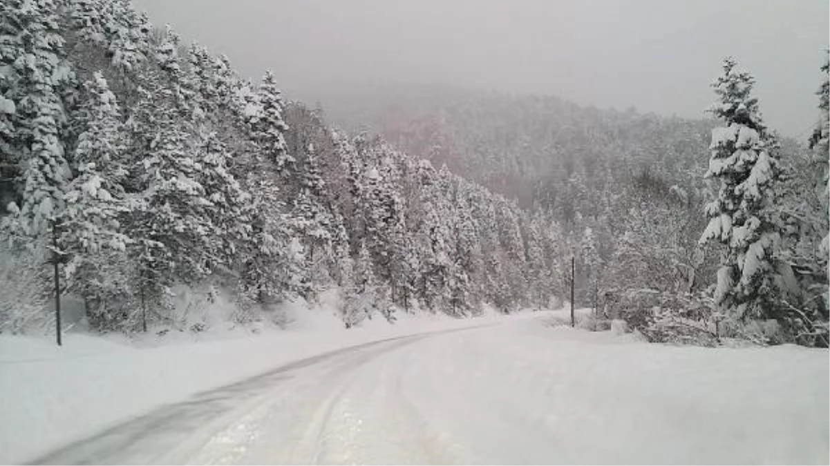 Karabük\'te akşam saatlerinde etkili olan kar yağışıyla kent beyaza büründü