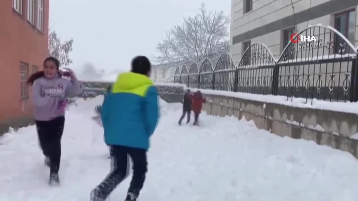 Karlıova\'da çocuklar yağan karda doyasıya eğlendi