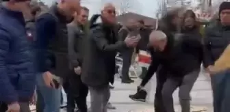 Sokak köpekleri cuma namazı kılmak isteyen cemaatin arasına daldı