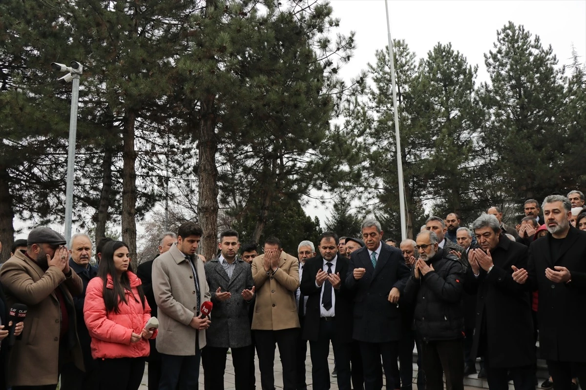 Kayseri\'de İYİ Parti\'nin belediye başkan adayları şehitliği ziyaret etti