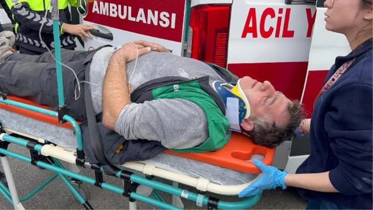 Antalya\'da personel servisinin kamyonete çarptığı kazada 9 kişi yaralandı