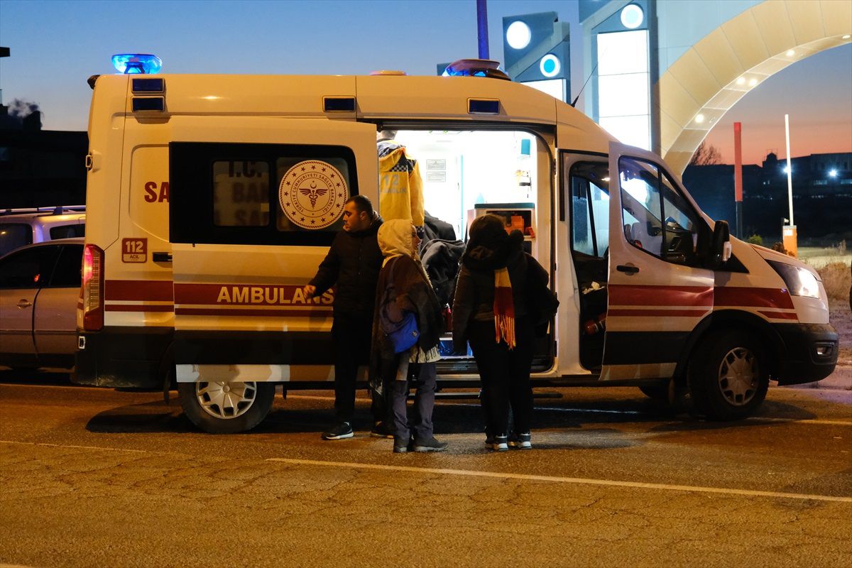 Kırklareli\'nde ciple çarpışan servis minibüsünde 3 kişi yaralandı