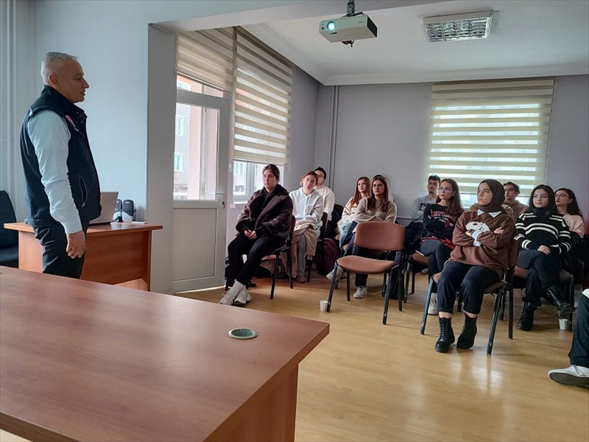 Kırşehir Ahi Evran Üniversitesi Tıp Fakültesi Öğrencilerine Afet Farkındalığı ve Yangın Eğitimi Verildi