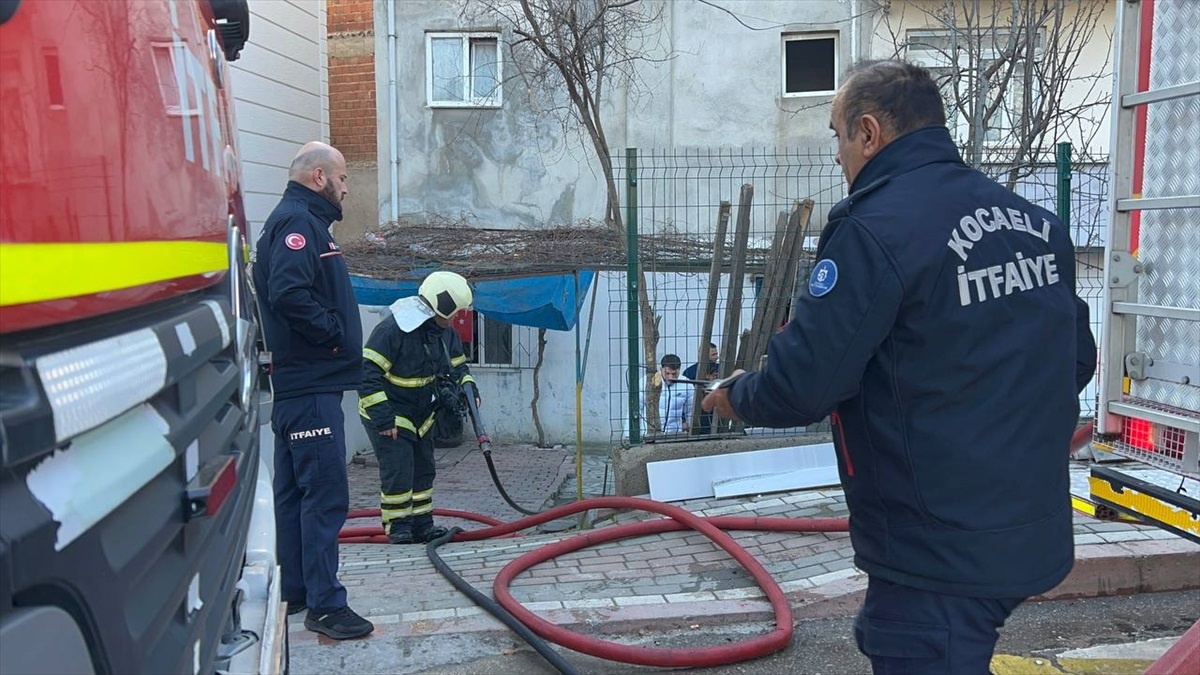 Gebze\'de 4 Katlı Apartmanın Üçüncü Katında Çıkan Yangın Söndürüldü
