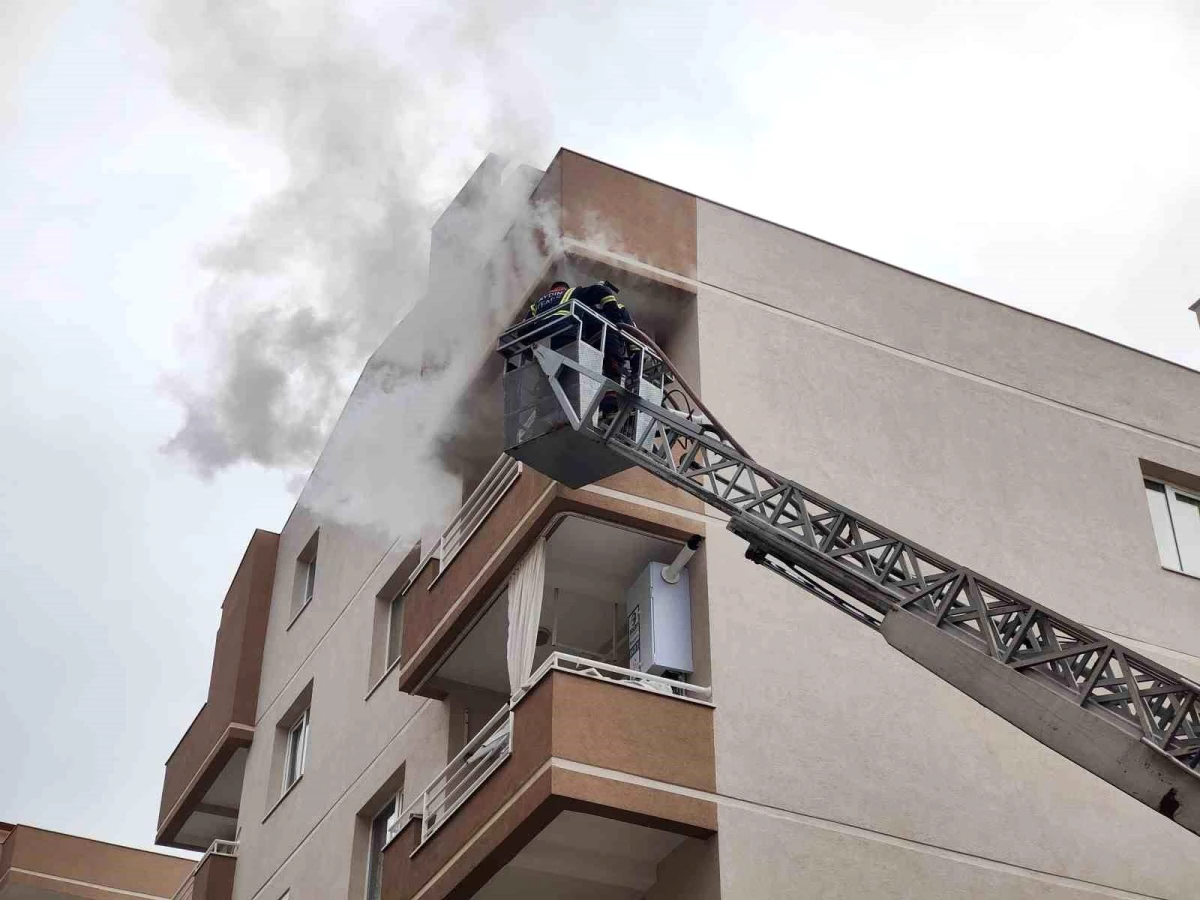 Kuşadası\'nda bir apartman dairesinde çıkan yangın evi kullanılamaz hale getirdi