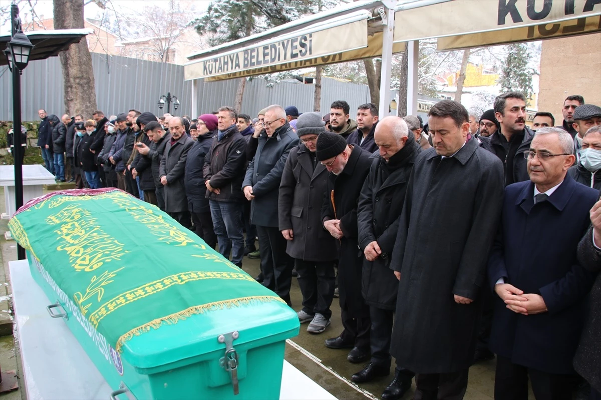 Saadet Partisi Kütahya Milletvekili Ali Fazıl Kasap\'ın annesi Döndü Kasap\'ın cenazesi defnedildi