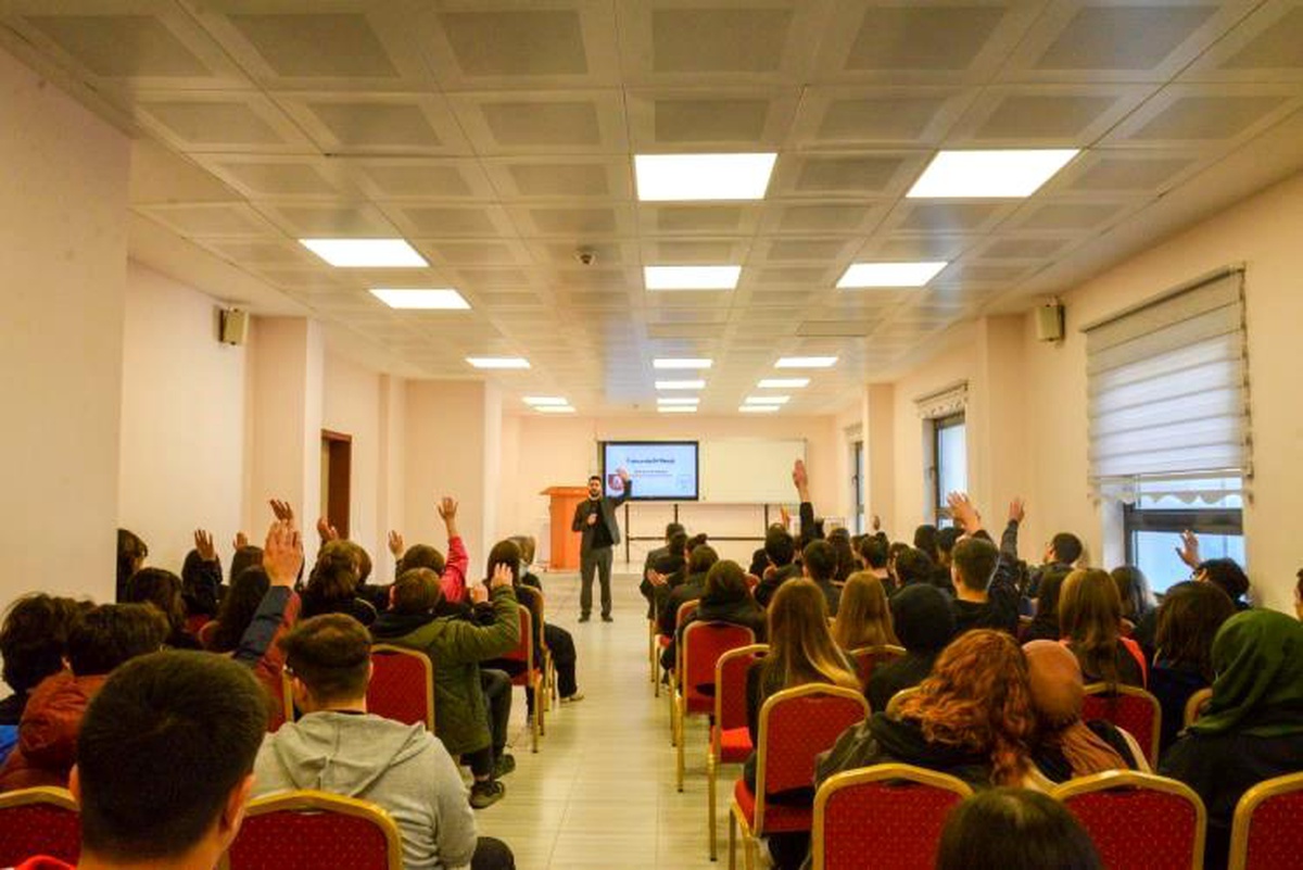 Bilecik Ertuğrulgazi Lisesi Öğrencilerine \'Üniversiteli Olmak\' Konulu Seminer Verildi
