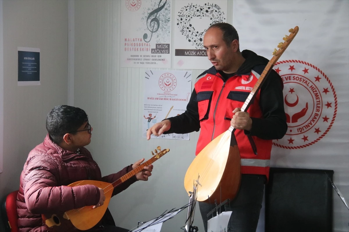 Malatya\'da depremzede çocuklar müzik atölyesinde bağlama çalıyor