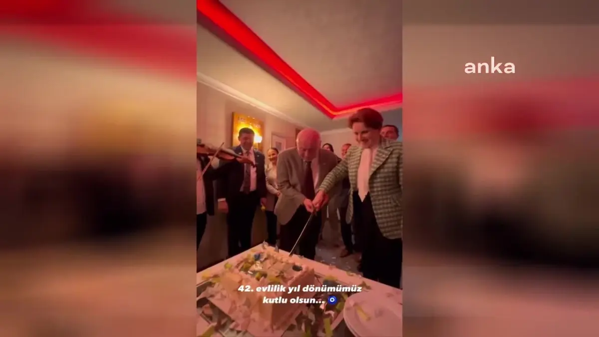 Meral Akşener ve eşi Tuncer Akşener, 42. evlilik yıl dönümlerini pasta keserek kutladı