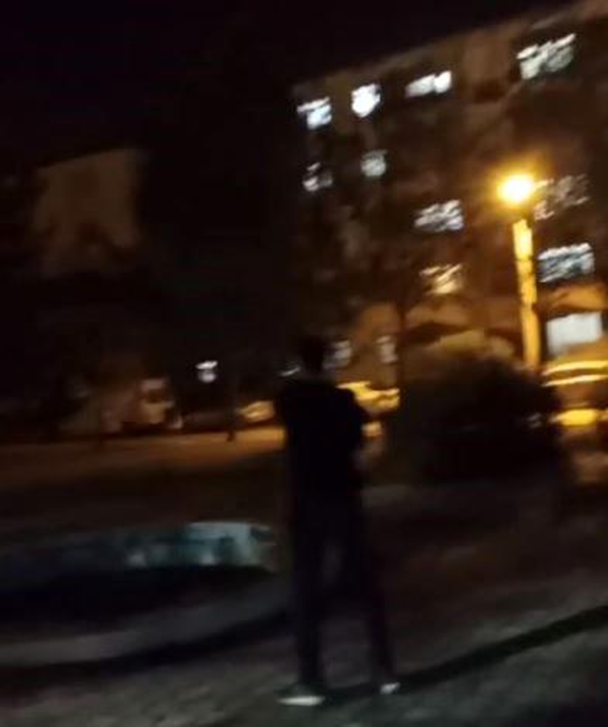 Elazığ\'da bir kişi havaya ateş açtı, arkadaşı ise o anları kaydetti