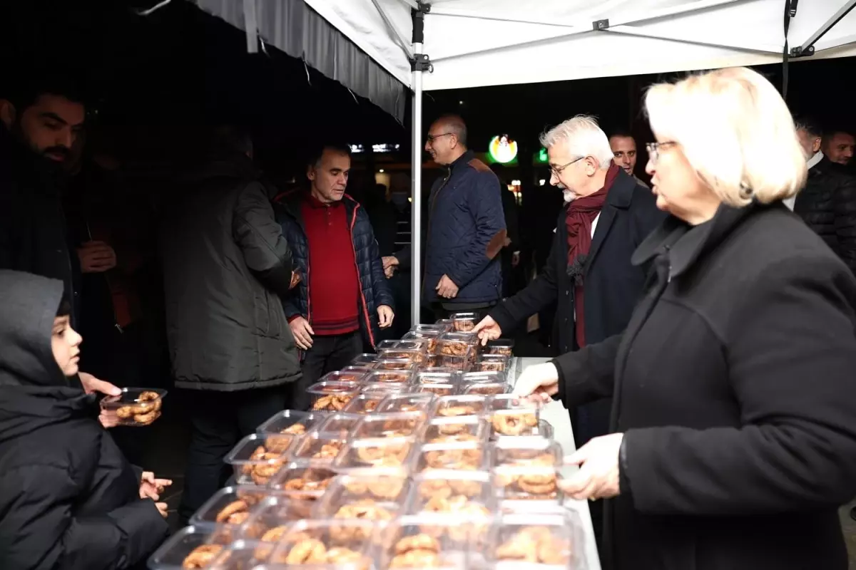 Nilüfer Belediye Başkanı Turgay Erdem, Regaip Kandili\'nde Vatandaşlarla Birlikte Kandil Simidi İkram Etti