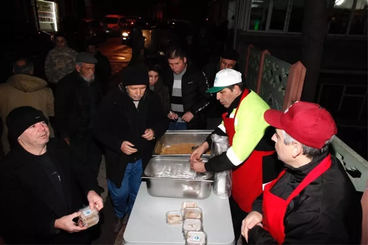 Odunpazarı Belediyesi Üç Aylar ve Regaip Kandili\'nde Vatandaşlara Helva Dağıttı