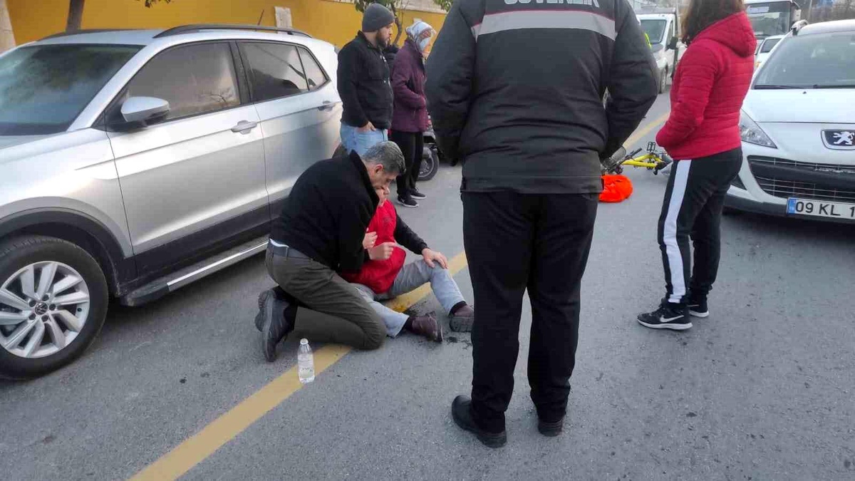 Aydın\'da Bisiklet Sürücüsü Araç Kapısına Çarptı, Yaralandı