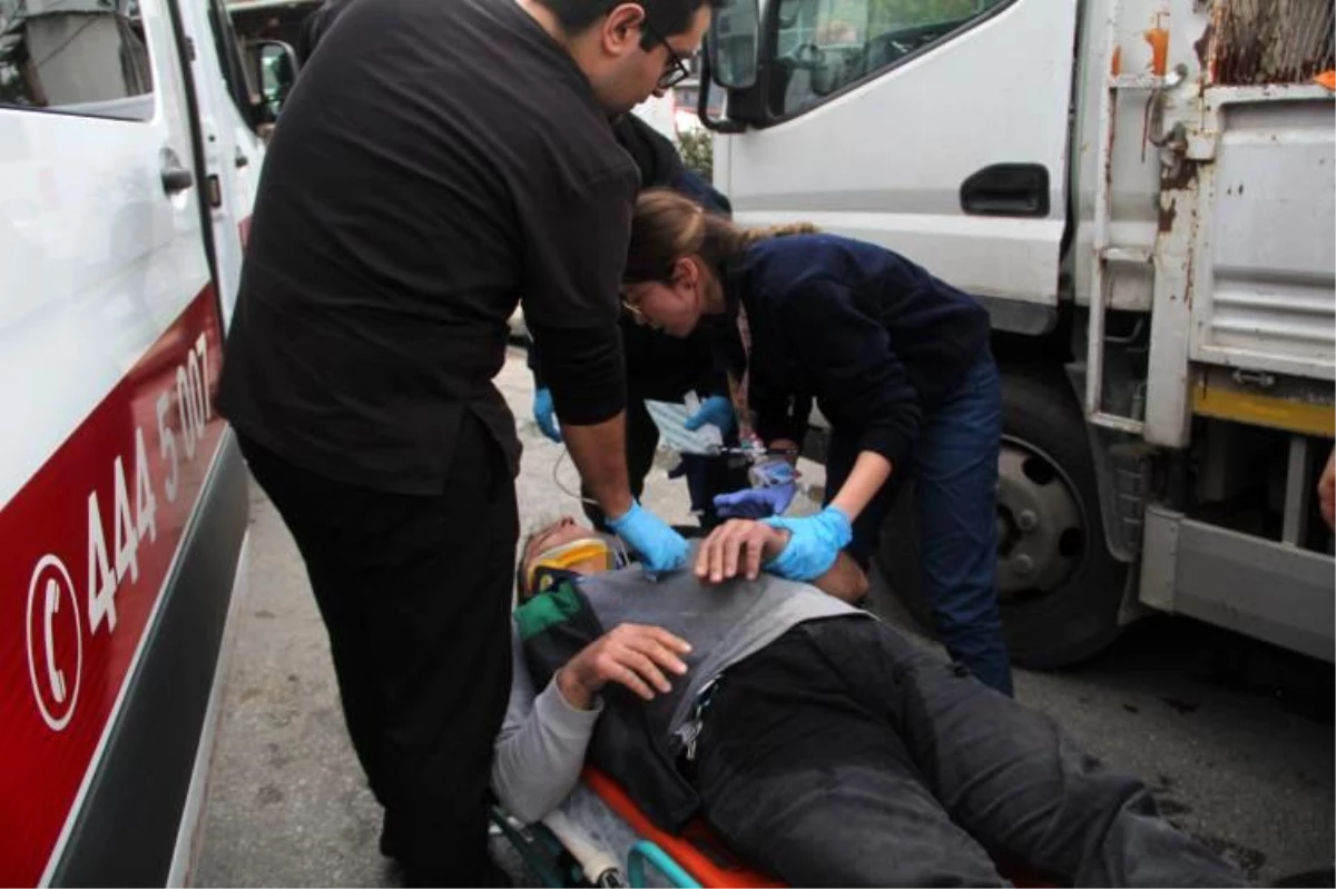 Antalya\'da Midibüs ve Kamyonet Çarpışması: 9 Yaralı