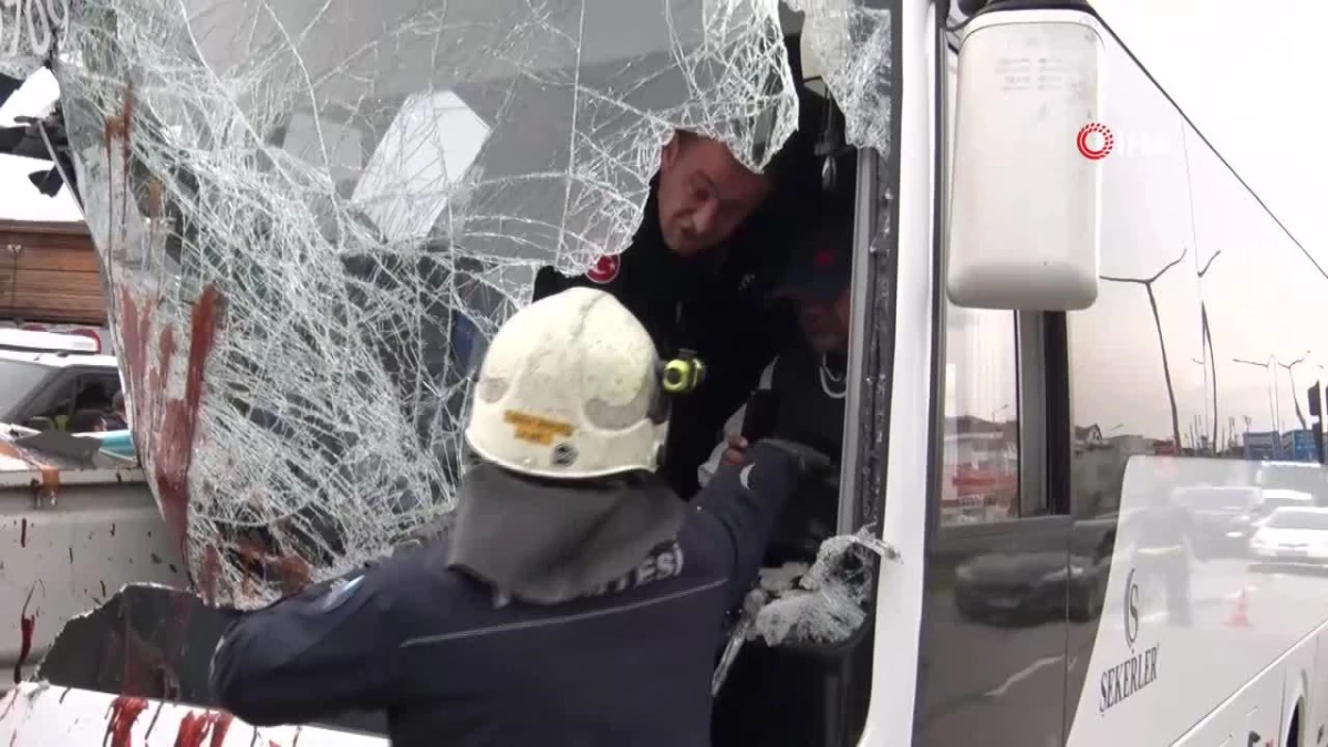 Antalya\'da midibüs ile kamyonetin çarpışması sonucu 9 kişi yaralandı