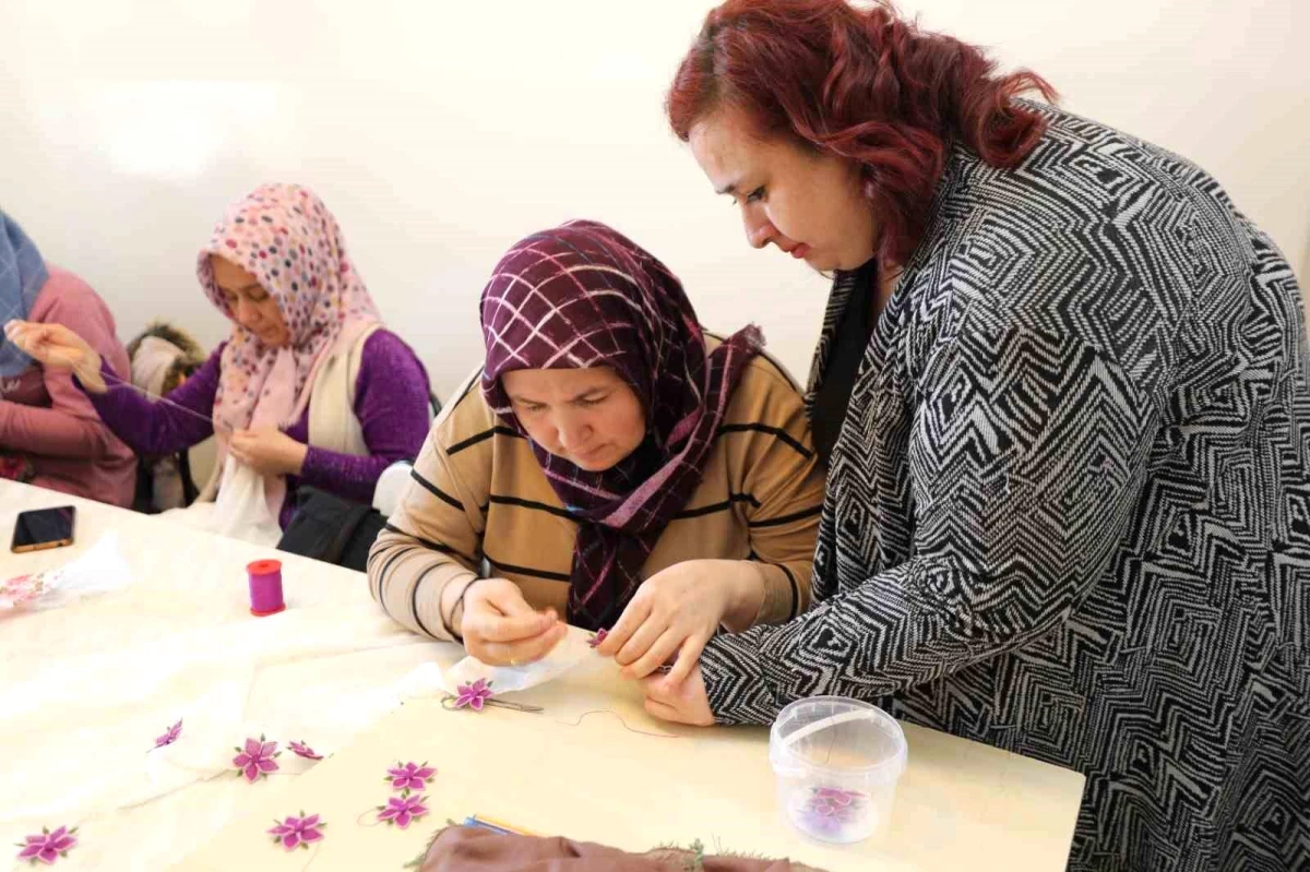 Şehitkamil Belediyesi Çamlıtepe Aile Merkezi\'nde açılan mefruşat kursu yoğun ilgi görüyor