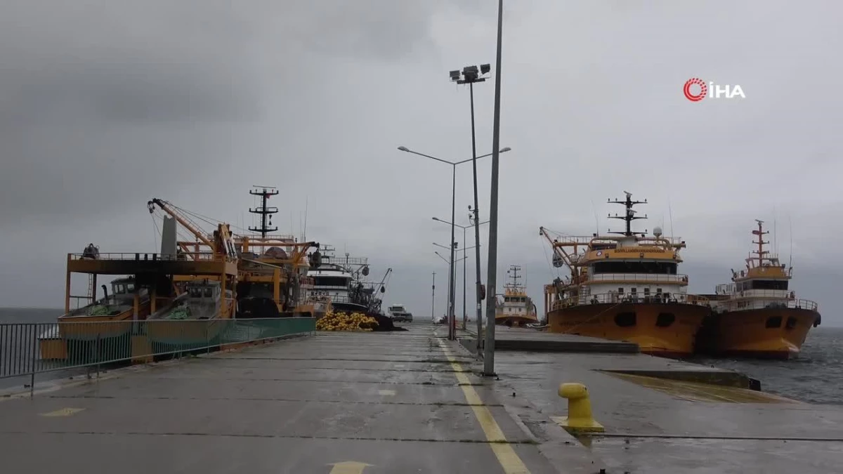 Sinop\'ta fırtına nedeniyle balıkçı gemileri limana sığındı