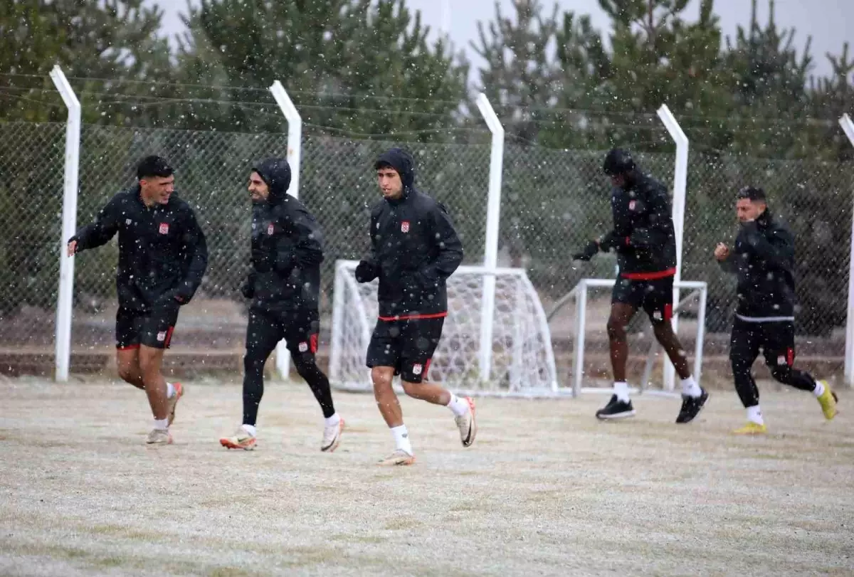 Sivasspor, Samsunspor maçı için karlı antrenmana başladı