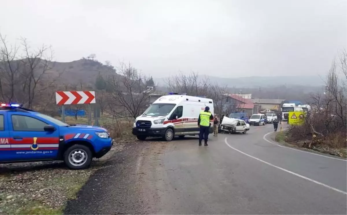 Adıyaman Gölbaşı\'nda Sivil Polis Aracı ile Otomobil Çarpıştı: 2\'si Polis 4 Kişi Yaralandı