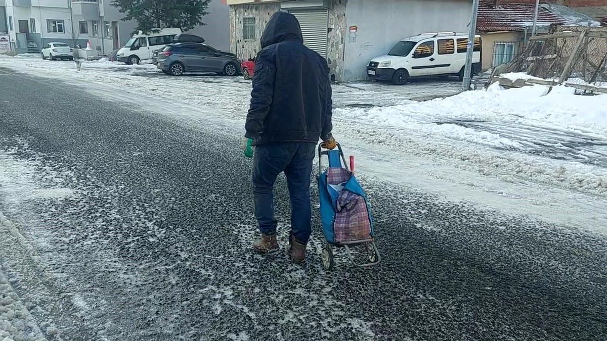 Tekirdağ\'da Yoğun Kar Yağışı Sonrası Yollar Buz Pistine Döndü