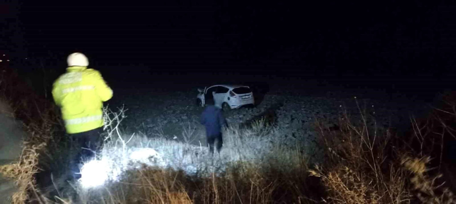 Sivas\'ta Sürücü Tarlaya Uçtu, Hafif Yaralandı