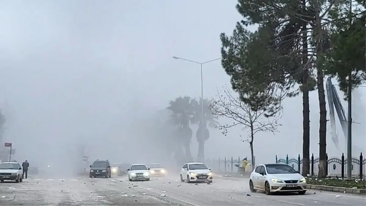 Adıyaman\'da Yıkılan Bina Nedeniyle Trafikte Göz Gözü Görmedi