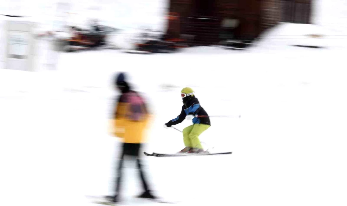 Uludağ\'da Kar Yağışıyla Birlikte Kayak Sezonu Açıldı