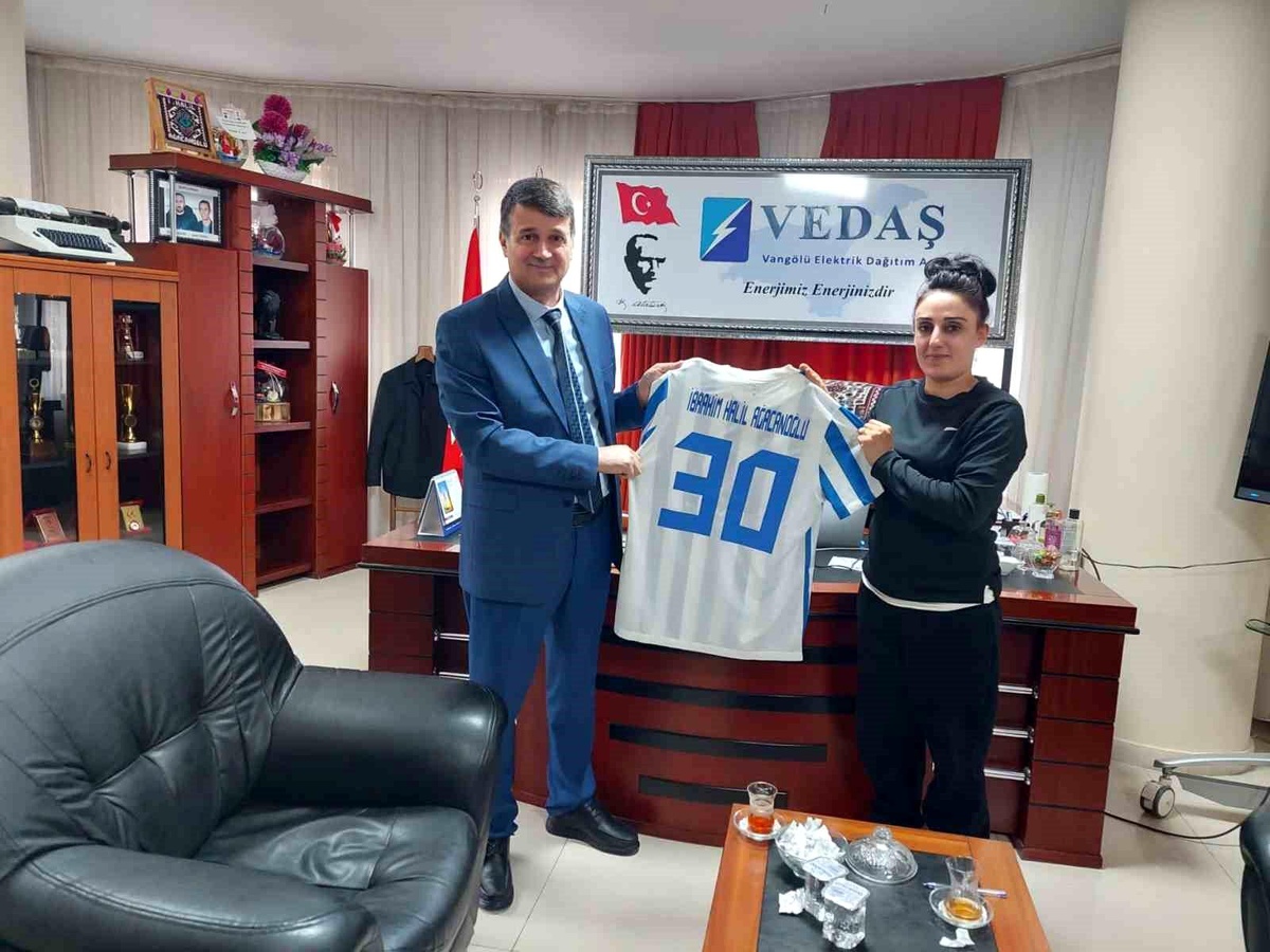 Hakkari Gücü Futbol Takımı VEDAŞ\'ı ziyaret etti